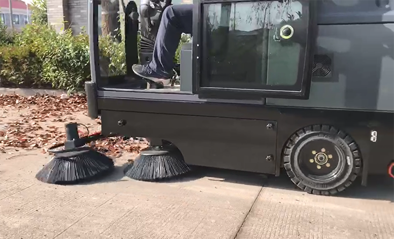 駕駛式掃地車(chē)的實(shí)用價(jià)值和優(yōu)勢(shì)